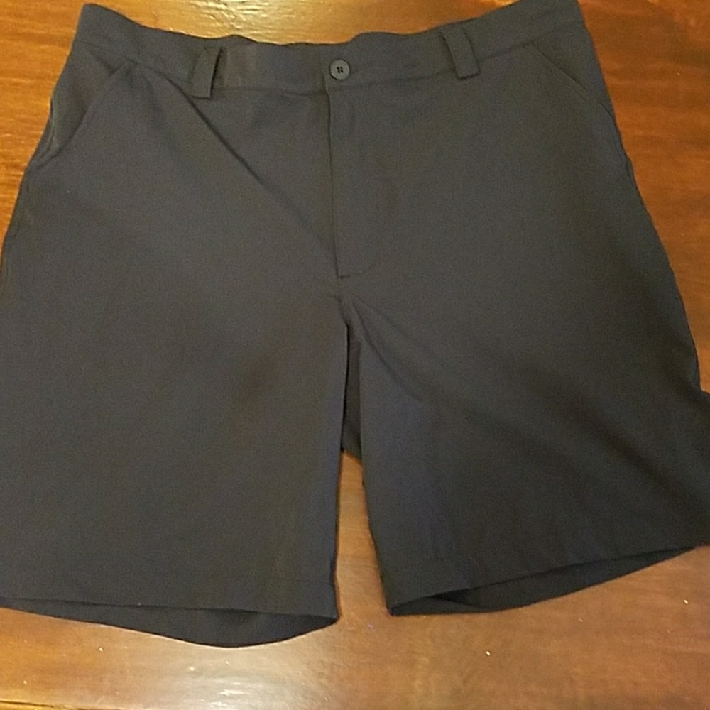 Under armour SZ 38 black athletic shorts